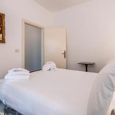 Apartment 2 Bedroom Cozy In *