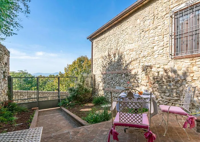 2 Bedroom Cozy In ヴェルッキオ