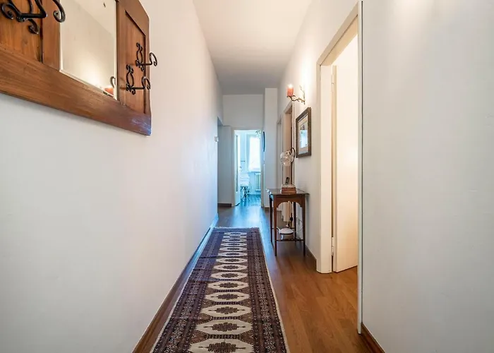 2 Bedroom Cozy In ヴェルッキオ